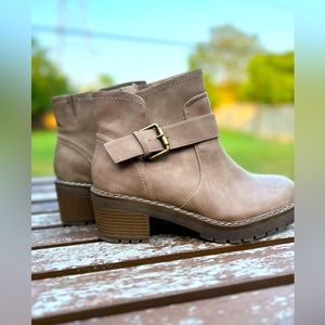 (TORRID) Single Strap Ankle Bootie - Taupe (10WW)